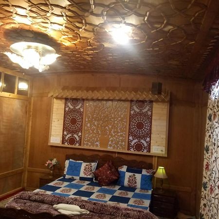 House Boat New Manora Bed and Breakfast Srīnagar Buitenkant foto