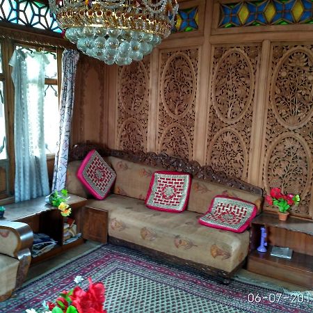 House Boat New Manora Bed and Breakfast Srīnagar Buitenkant foto