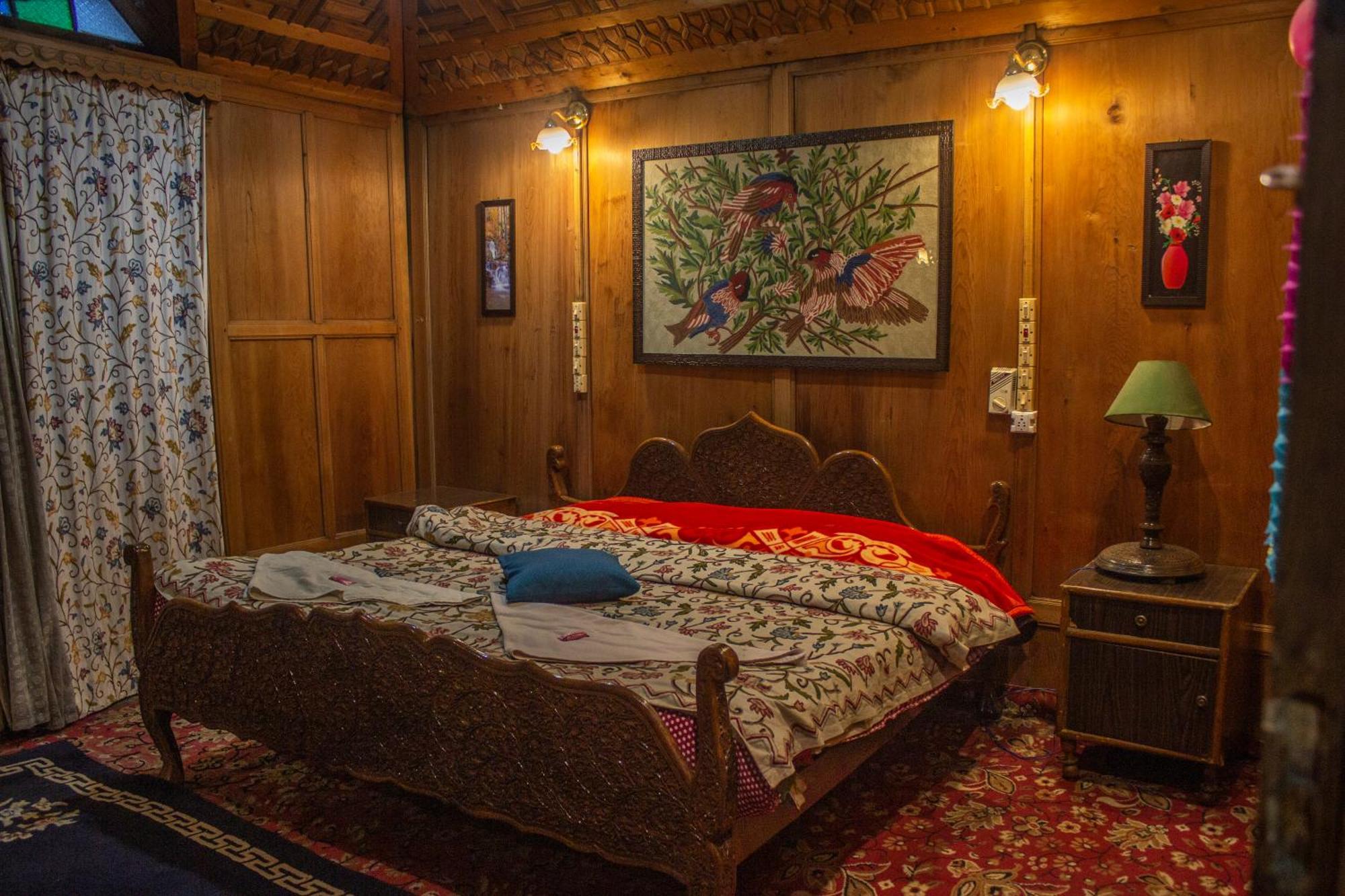 House Boat New Manora Bed and Breakfast Srīnagar Buitenkant foto