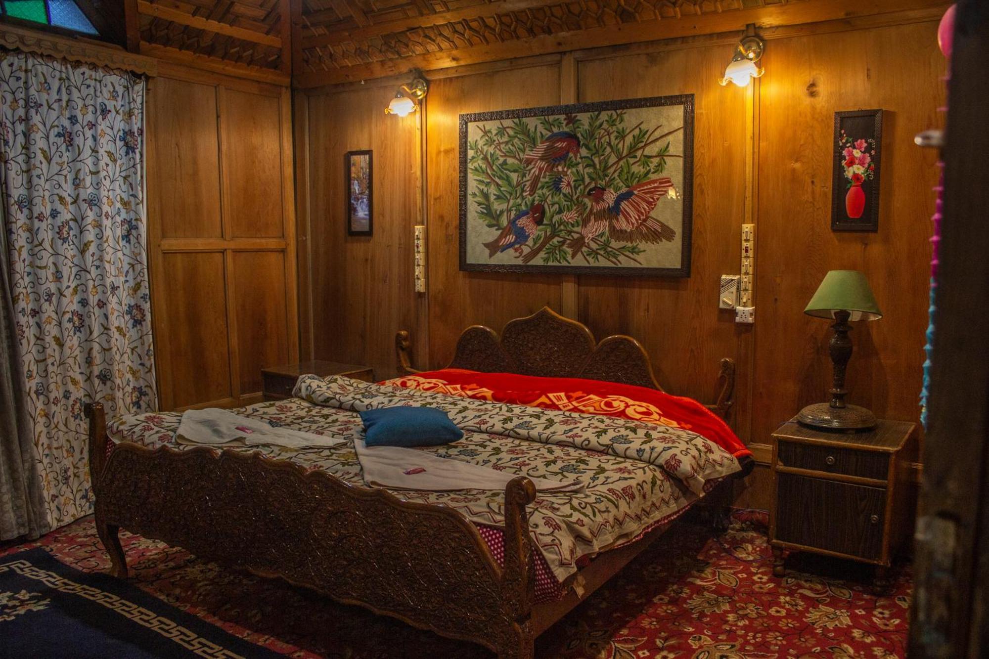 House Boat New Manora Bed and Breakfast Srīnagar Buitenkant foto