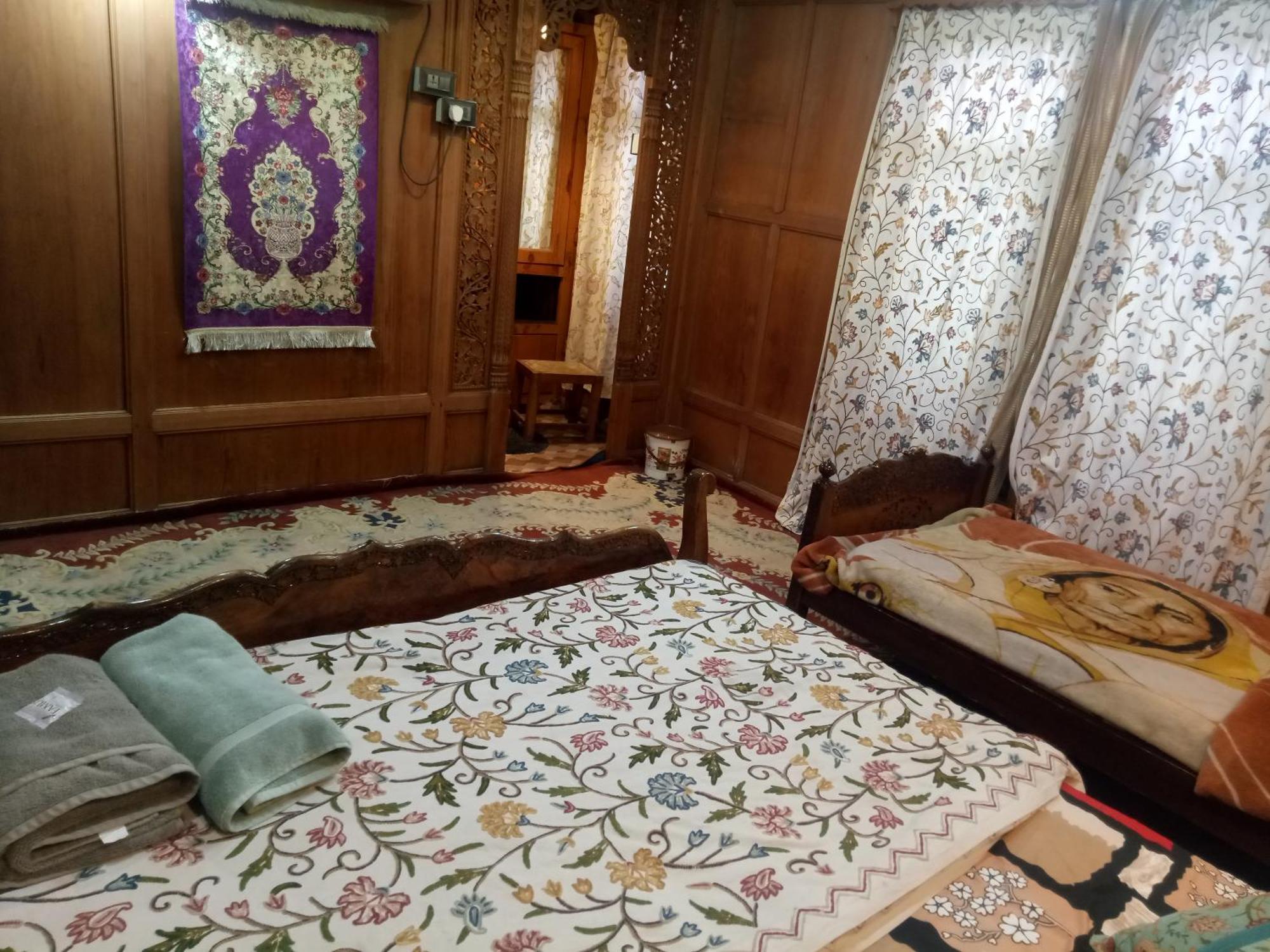House Boat New Manora Bed and Breakfast Srīnagar Buitenkant foto