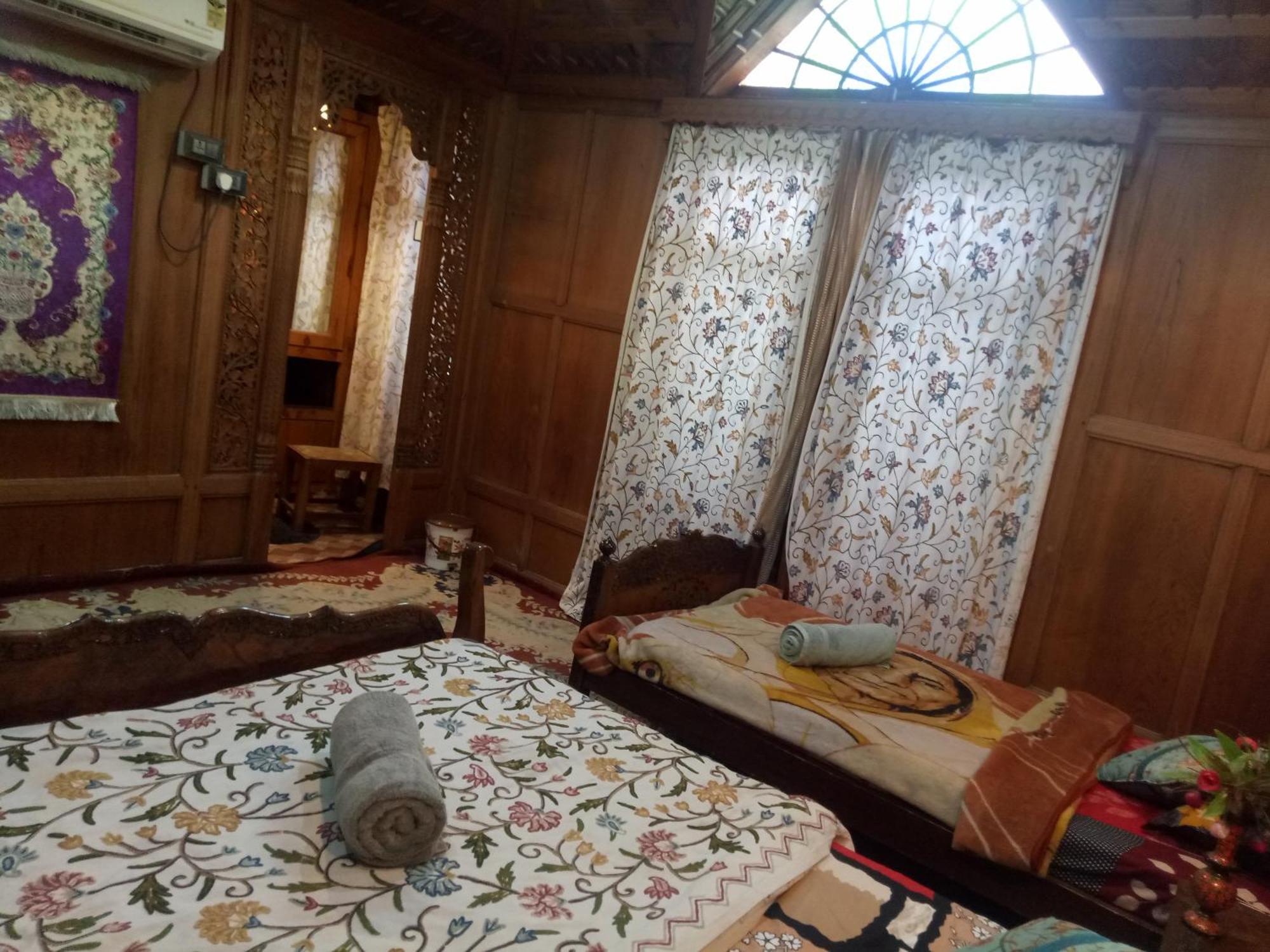 House Boat New Manora Bed and Breakfast Srīnagar Buitenkant foto