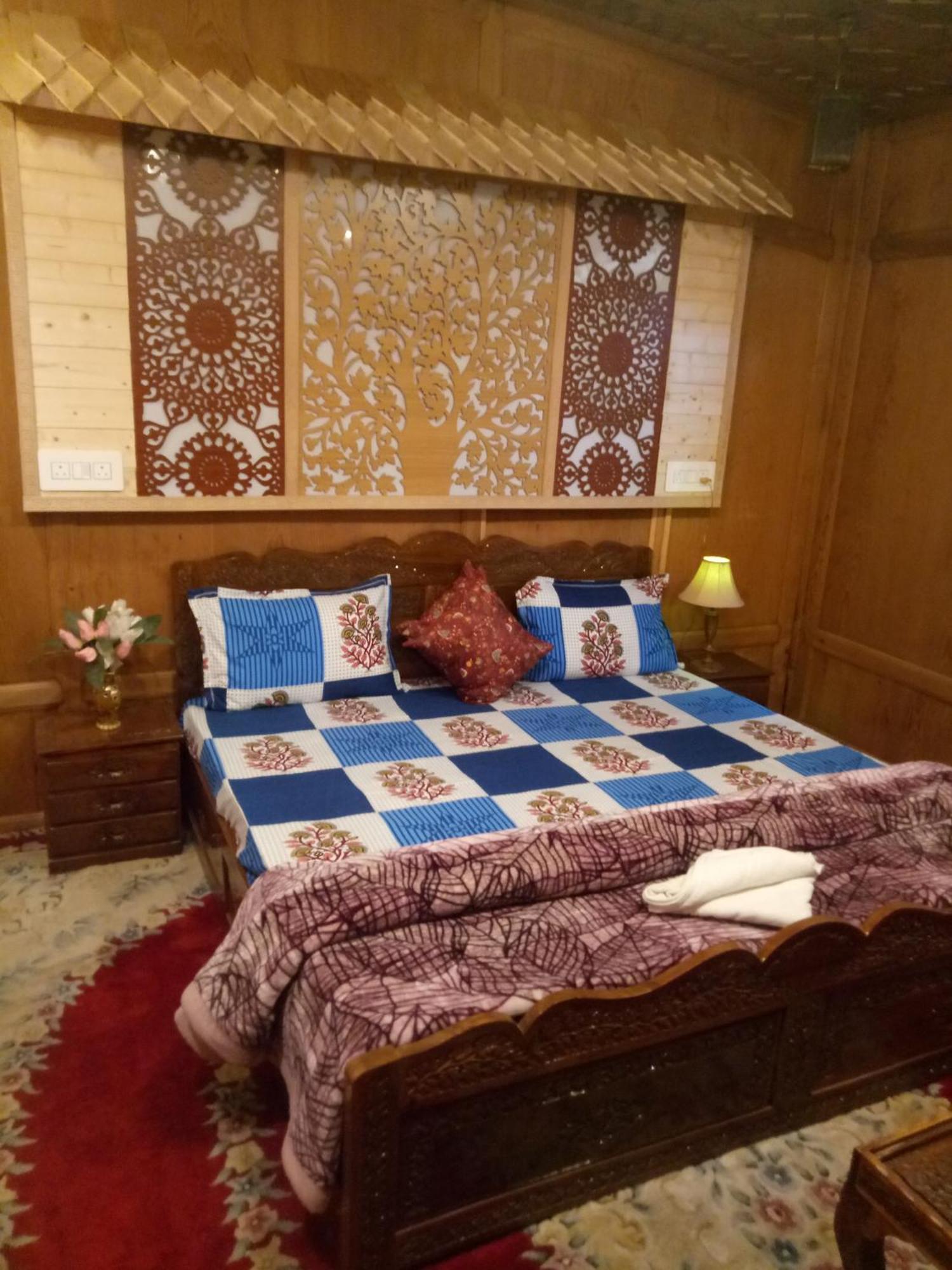 House Boat New Manora Bed and Breakfast Srīnagar Buitenkant foto