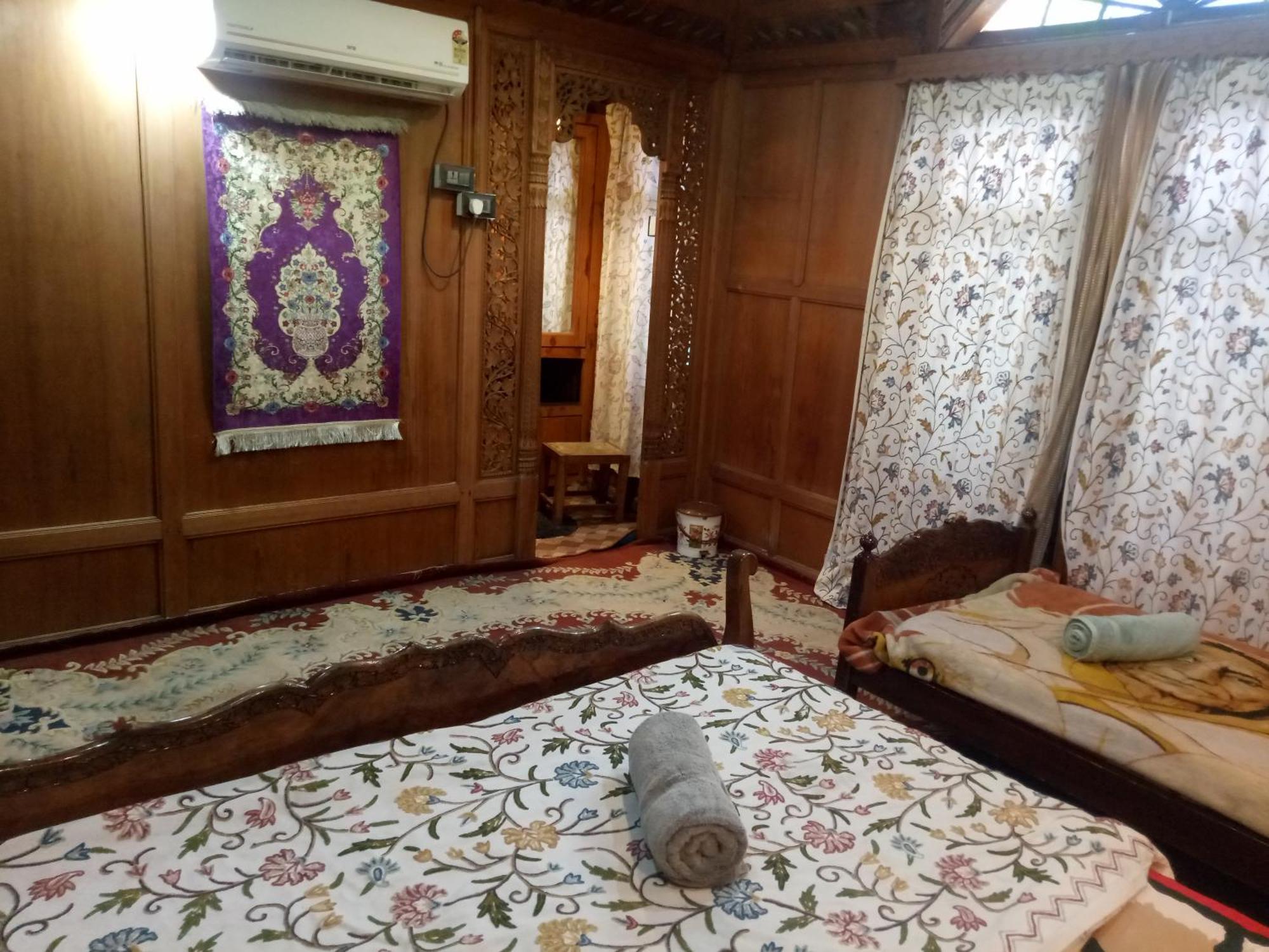 House Boat New Manora Bed and Breakfast Srīnagar Buitenkant foto