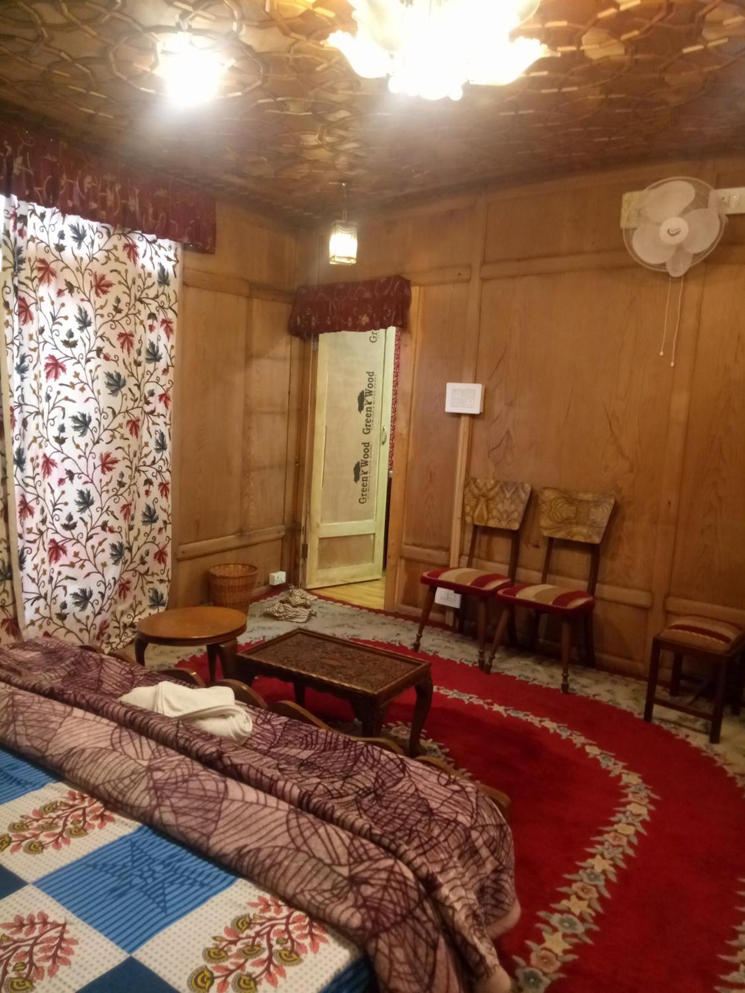 House Boat New Manora Bed and Breakfast Srīnagar Buitenkant foto
