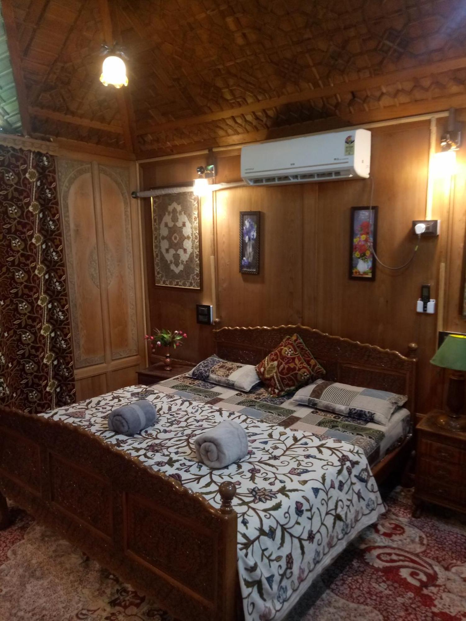 House Boat New Manora Bed and Breakfast Srīnagar Buitenkant foto