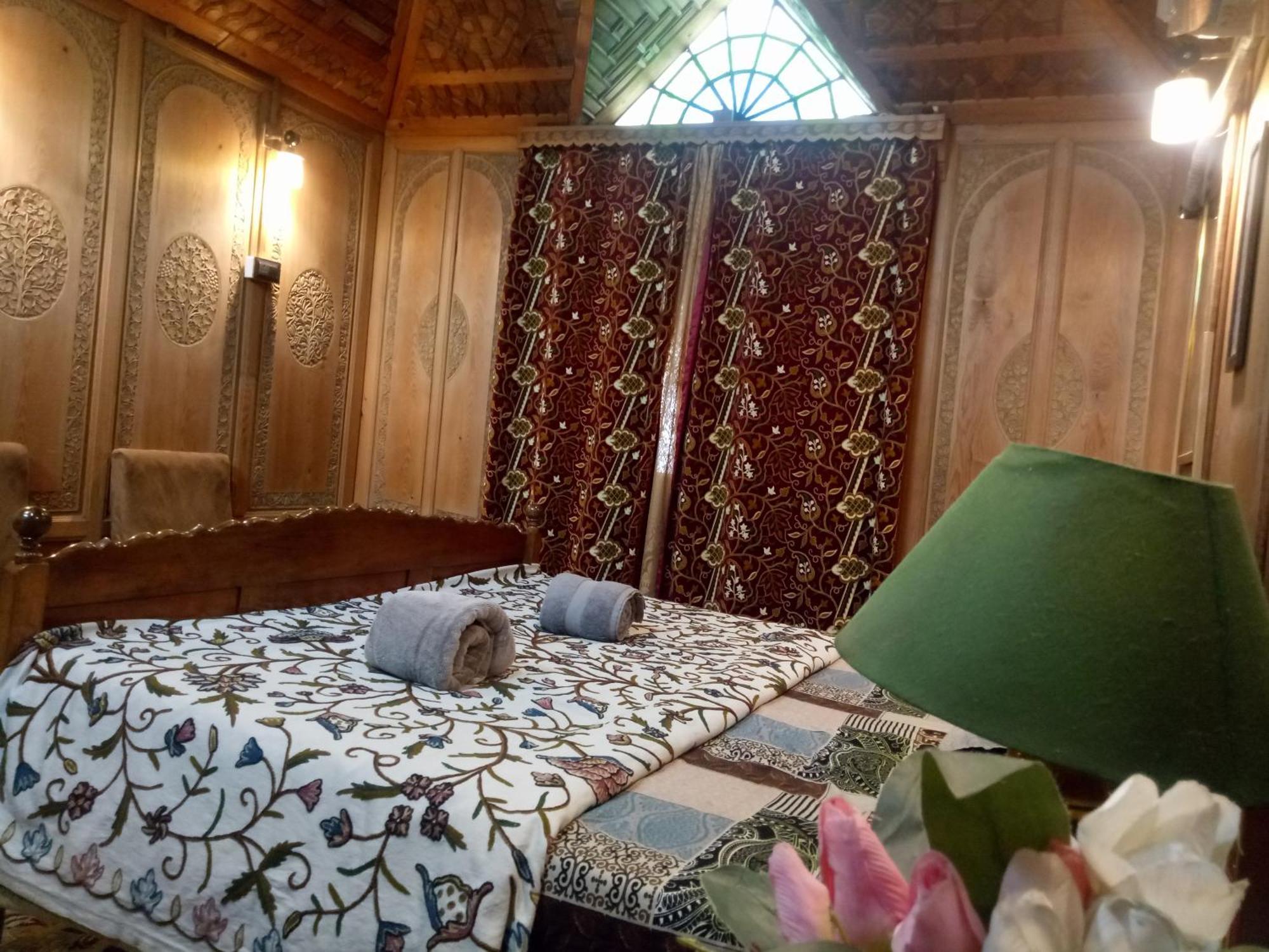 House Boat New Manora Bed and Breakfast Srīnagar Buitenkant foto