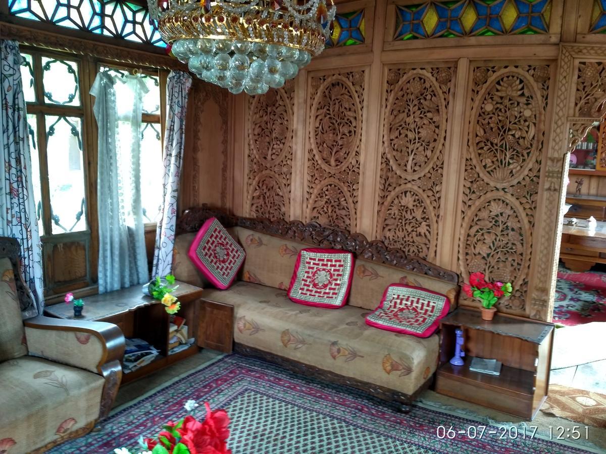 House Boat New Manora Bed and Breakfast Srīnagar Buitenkant foto