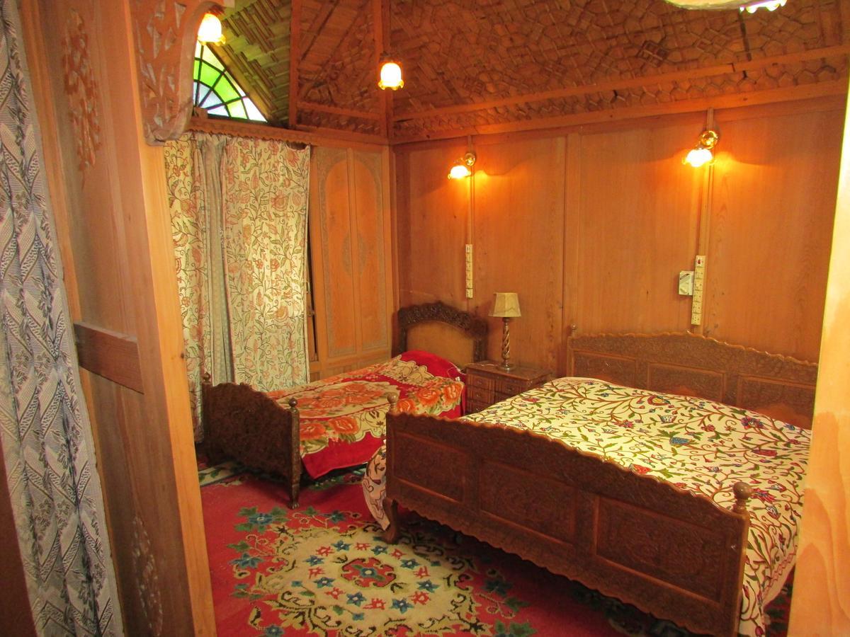 House Boat New Manora Bed and Breakfast Srīnagar Buitenkant foto