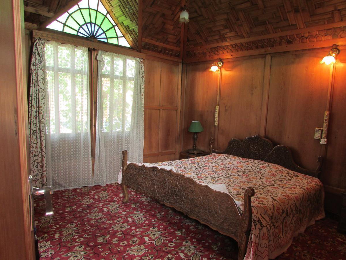 House Boat New Manora Bed and Breakfast Srīnagar Buitenkant foto