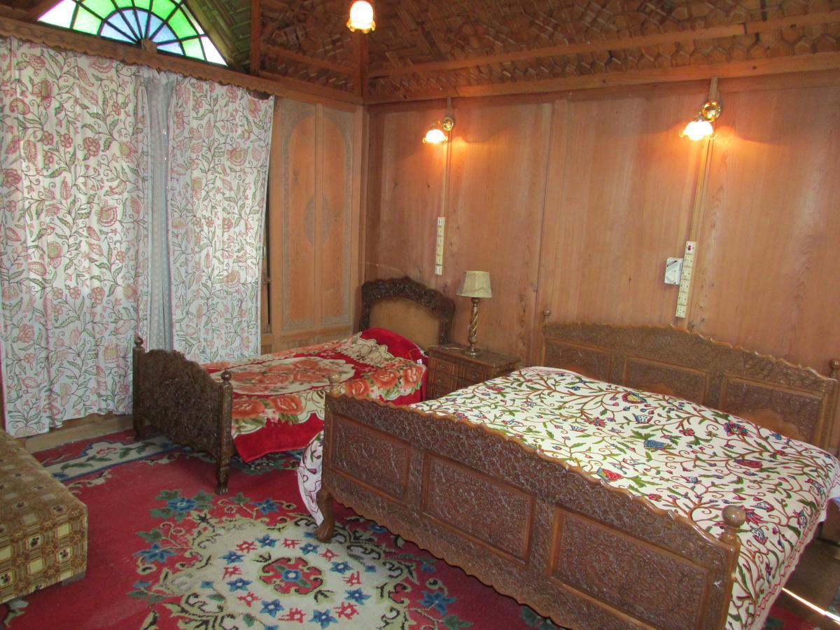House Boat New Manora Bed and Breakfast Srīnagar Buitenkant foto