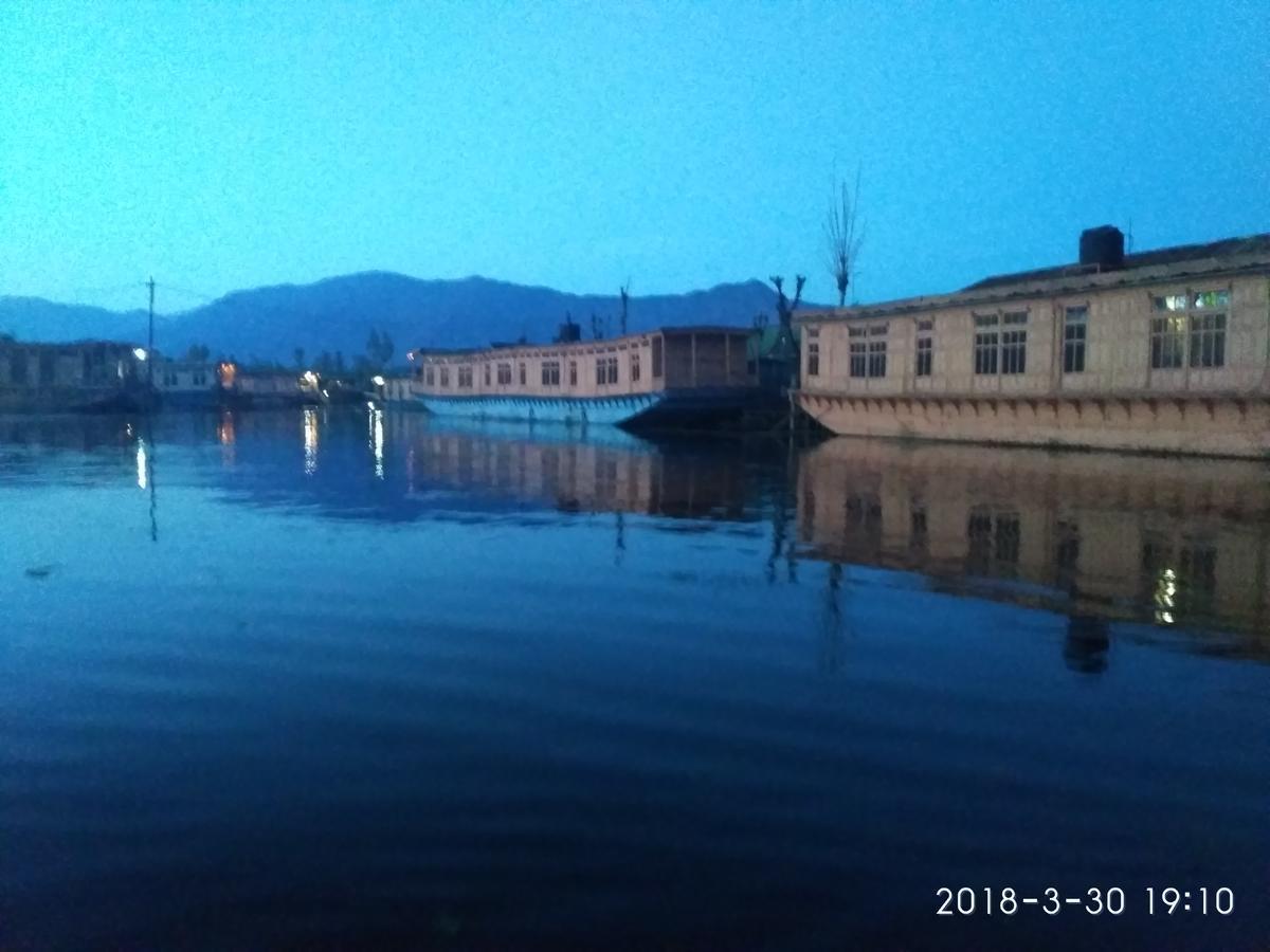 House Boat New Manora Bed and Breakfast Srīnagar Buitenkant foto